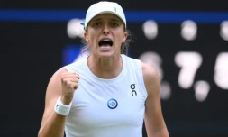 Iga Swiatek exulte aprĂšs sa victoire sur la Suissesse Belinda Bencic Ă Wimbledon, le 9 juillet 2023
