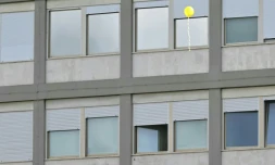 Un ballon jaune vole devant les fenêtres de l'hôpital  Gemelli de Rome, où le pape François est hospitalisé, le 16 mars 2025