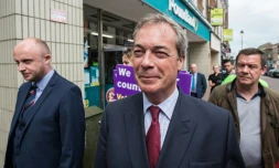 Le leader du parti pour l'indépendance UKIP Nigel Farage (au centre) en visite à Sittingbourne lors de sa campagne pour le Brexit le 13 juin 2016