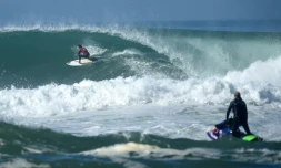 Le surfeur Jérémy Florès lors de l'étape française du circuit mondial de surf, le 11 octobre 2019 à Hossegor