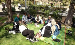 Des Iraniens se rassemblent au parc Mellat de TĂ©hĂ©ran ,le 2 avril 2026, Ă lâoccasion de la "JournĂ©e de la nature", qui marque la fin des festivitĂ©s du Nouvel an persan, Norouz