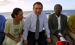 François Bayrou (au centre en compagnie d'Anne Marie Payet et de Jean-Paul Virapoullé), président de l'UDF, effectuera une visite officielle de deux jours à La Réunion