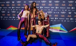 Les membres du groupe italien MÄneskin posent avec leur trophée aprÚs avoir remporté l'Eurovision 2021 à Rotterdam, le 22 mai 2021