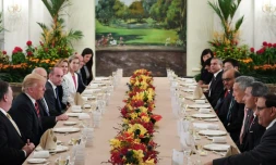 Le président Donald Trump (2e g) et la délégation américaine lors d'un déjeuner de travail avec le Premier ministre singapourien Lee Hsien Loong (3e d), le 11 juin 2018 à l'Istana