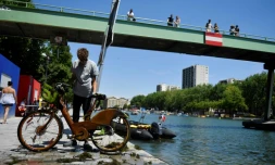 Un vélo sorti des eaux du bassin de la Villette lors d'une opération de nettoyage, à Paris le 16 juillet 2022