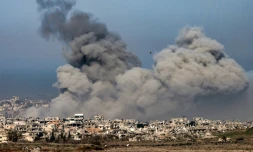 Bombardements israéliens sur le nord de Gaza, vus depuis le territoire israélien, le 13 janvier 2025