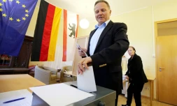 Georg Pazderski, candidat du parti AfD (Alternative pour l'Allemagne), vote aux élections régionales à Berlin le 18 septembre 2016