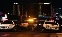 Barrage de police devant l'hôtel Mandalay Bay où un homme a tiré sur les spectateurs d'un concert de musique country, le 2 octobre 2017 à Las Vegas