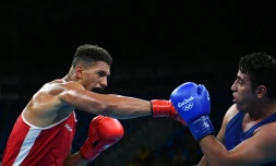 Le boxeur français Tony Yoka (g) face au Jordanien Hussein Iashaish en quart de finale des + de 91 kg, le 16 août 2016 à Rio