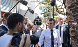 Emmanuel Macron lors d'une visite surprise dans le quartier rénové des Camélias, le 24 octobre 2019 à Saint-Denis-de-la-Réunion
