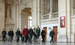 Le public vient assister au procès d'etarras présumés qui comparaissent pour le meurtre d'un policier, au palais de justice de Paris le 2 novembre 2015