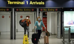 Des voyageurs arrivent au terminal 1 de l'aéroport de Manchester, le 8 juin 2020 au Royaume-Uni