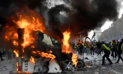 Manifestation sur les Champs-Elysées de "gilets jaunes"contre la hausse des taxes et la baisse du pouvoir d'achat, le 24 novembre 2018 à Paris