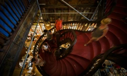 Des touristes visitent la librairie Lello à Porto, le 25 juillet 2016