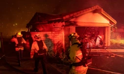 Des pompiers combattent un incendie au nord de Los Angeles le 11 octobre 2019