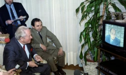 Le numéro un du Front national Jean-Marie Le Pen et Bruno Mégret, le numéro deux du mouvement, regardent le président François Mitterrand annoncer sa candidature à l'élection présidentielle à la télévision, le 22 mars 1988, dans sa maison de Saint-Cloud