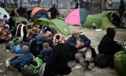 Des réfugiés attendent à la frontiÚre entre la GrÚce et la Macédoine à Idomeni, le 28 février 2016