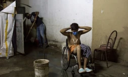 Johan Medina, 31 ans, met un masque après avoir pris un bain dans le sous-sol d'un ministère où il loge dans des conditions déplorables à Caracas, le 9 octobre 2020