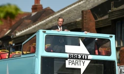 Nigel Farage, dont le Parti du Brexit est en tĂȘte pour les Ă©lections europĂ©ennes, fait campagne Ă Pontefract le 13 mai 2019