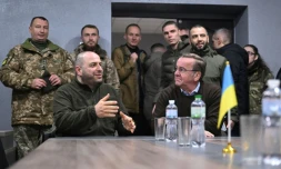 Le ministre ukrainien de la Défense Roustem Umerov et son homologue allemand Boris Pistorius (d) visitent un centre de formation prÚs de Kiev, le 21 novembre 2023