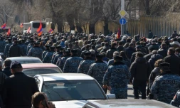 Des opposants dans la rue à Erevan, le 26 février 2021 pour demander la démission du Premier ministre arménien Nikol Pachinian