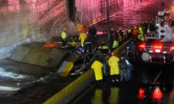 Les secours recherchent des personnes prises au piÚge aprÚs l'effondrement d'un mur sur des des véhicules à la suite de pluies diluviennes le 18 novembre 2023 à Saint-Domingue.