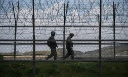 Des soldats sud-coréens en patrouille le long de barbelés dans la Zone démilitarisée (DMZ), le 23 avril 2020 à Ganghwa-gun