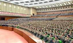 Une photo fournie par l'agence nord-coréenne (KCNA) le 24 avril 2017 montre des responsables réunis pour la commémoration du 85ème anniversaire de la création de l'armée, au Palais de la culture du peuple à Pyongyang