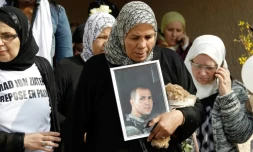 La mère d'Imad Ibn Ziaten, avec une photo de son fils, lors d'une marche silencieuse le 24 mars 20112 à Sotteville-lès-Rouen