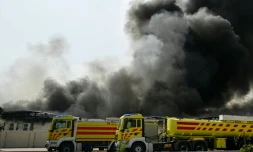 Une épaisse fumée s'élève dans la zone industrielle de Doha alors que l'Iran mène des frappes de représailles dans le Golfe, le 1er mars 2026 à Doha 