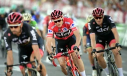 Le maillot rouge Chris Froome protégé par ses équipiers fonce vers la victoire dans "La Vuelta" 2017 à Madrid, le 10 septembre 