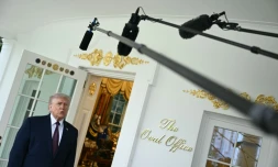 Le président américain Donald Trump s'adresse aux journalistes devant le Bureau ovale de la Maison Blanche, le 13avril 2026 à Washington