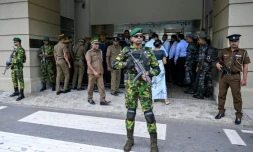 Des agents de sécurité devant la Haute Cour de Colombo, lors du prononcé du verdict du procès des accusés dans les attentats de Pâques 2019, le 22 septembre 2026 à Colombo, au Sri Lanka