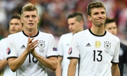Les millieux de terrain allemands Toni Kroos (gauche) Thomas Mueller à l'issue du match contre la Pologne (0-0) au Stade de France à Saint-Denis, le 16 juin 2016 