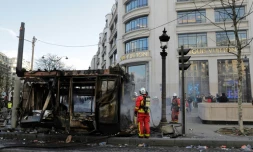 Kiosque à journaux sur les Champs-Elysées le 16 mars 2019 après la manifestation des "gilets jaunes"