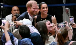 Le prince Harry, duc de Sussex, et son épouse Meghan, duchesse de Sussex, se font prendre en photo au Royal Children's Hospital de Melbourne, en Australie, le 14 avril 2026