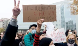 Des professeurs et des étudiants participent à la grève à Minsk, le 26 octobre 2020