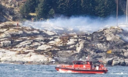 Les secours norvégiens interviennent sur le lieu du crash d'un hélicoptère près de Bergen, le 29 avril 2016