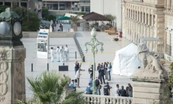 Une tente blanche a été montée sur le parvis de la gare Saint-Charles à Marseille le 1er octobre 2017, pour permettre aux enquêteurs de travailler
