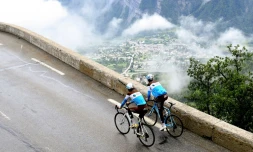Les Français Romain Bardet et Tony Gallopin (AG2R-La Mondiale) lors d'une reconnaissance de la montée de l'Alpe d'Huez avant le Tour de France, le 13 juin 2018 