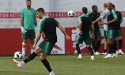 L'attaquant vedette du Portugal Cristiano Ronaldo (g) lors d'une séance  d'entraînement le 24 juin 2018 à Kratovo