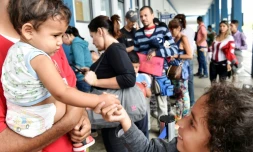 Des migrants vénézuéliens qui ont fui la crise économique dans leur pays attendent l'autorisation d'entrer sur le territoire péruvien, à Tumbes, au Pérou, à la frontière avec l'Equateur, le 24 août 2018