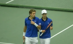 Les Français Nicolas Mahut et Pierre-Hugues Herbert lors du match de double face aux TchÚques Radek Stepanek et Lukas Rosol, en Coupe Davis le 16 juillet 2016 à Trinec