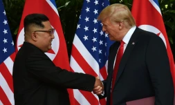 Le leader nord-coréen Kim Jong Un (g) serre la main au président américain Donald Trump (d) avant le début du sommet historique à l'hôtel Capella, le 12 juin 2018 à Singapour