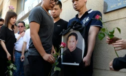 Des proches de Zhang Chaolin lors d'un rassemblement le 14 août 2016 à Aubervilliers à la mémoire de ce Chinois de 49 ans mort deux jours plus tÎt des suites d'une agression