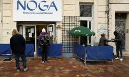 Des gens patientent pour récupérer de la nourriture, au Noga, un restaurant social de Marseille, le 10 décembre 2020