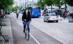 Des habitants de Lahti (Finlande) le 24 août 2020 disposent d'une application CitiCap qui leur permet de tracer leurs émissions de carbone