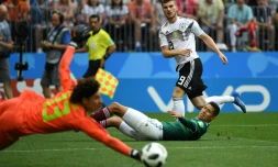 Le gardien mexicain Guillermo Ochao arrête une frappe de l'attaquant allemand Timo Werner, le 17 juin 2018 à Moscou