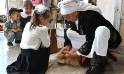 Tachkan Khakimova tisse un tapis traditionnel kirghiz, le chyrdak, le 2 octobre 2023 Ă KadamjaĂŻ au Kirghizstan
