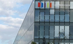 Le logo de France Télévisions sur la façade de son siège, le 9 mai 2015 à Paris